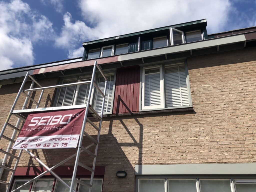 buitenschilderwerk schilderen gehele woning, van rood naar groen, gronden en aflakken, SEIBO bouw en onderhoud