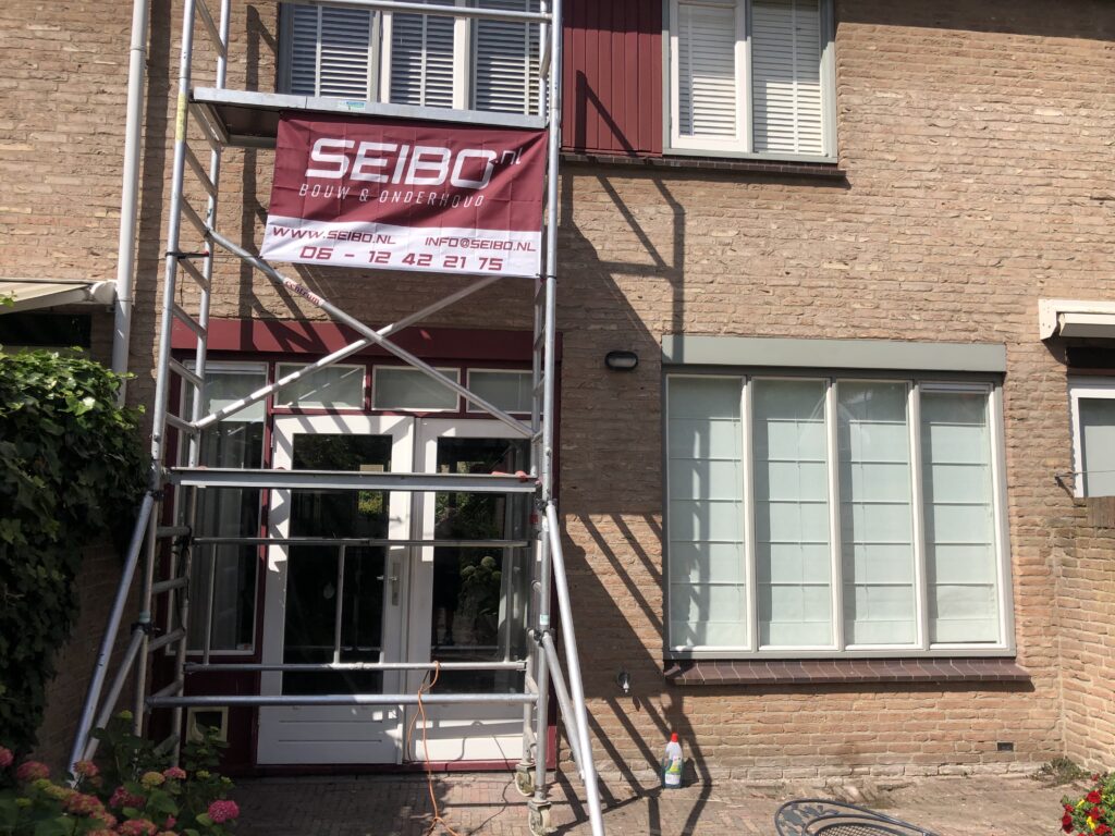 buitenschilderwerk schilderen gehele woning, van rood naar groen, gronden en aflakken, SEIBO bouw en onderhoud